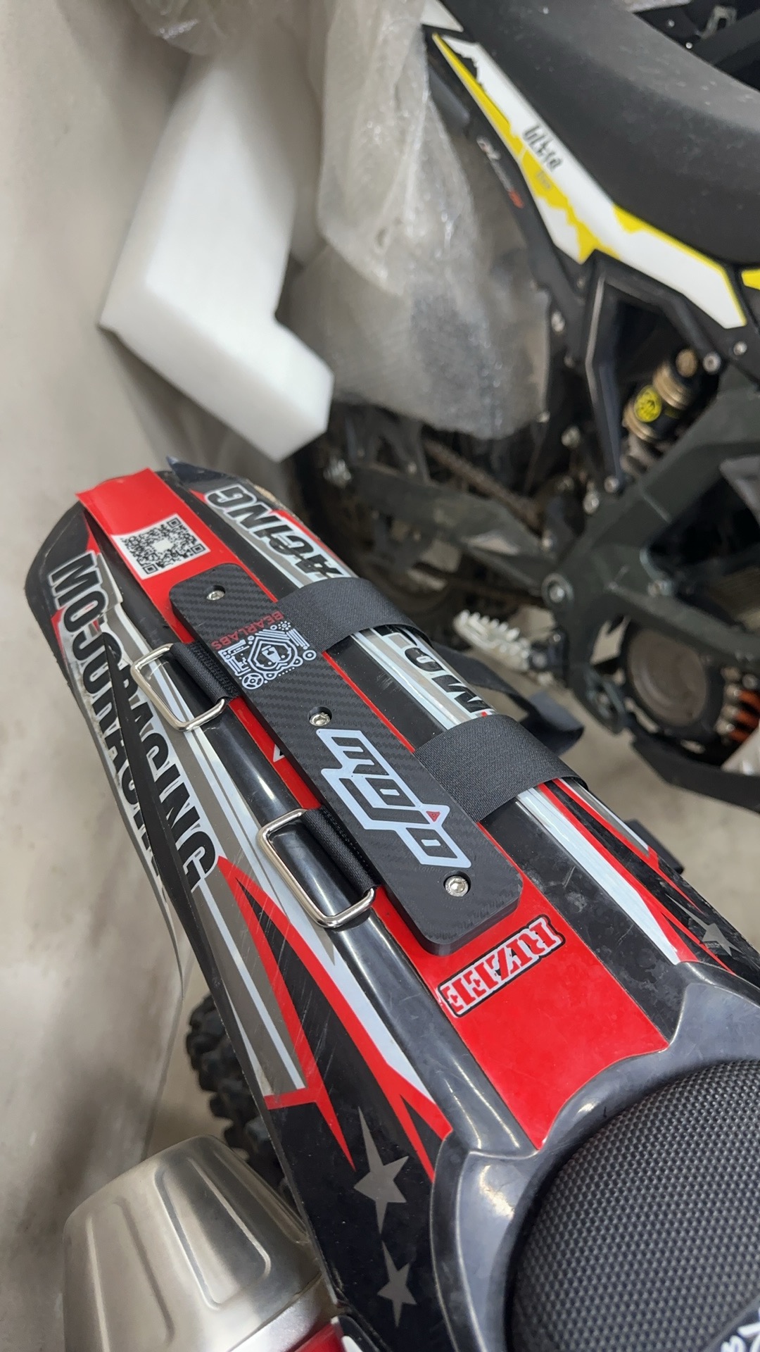 BearLabs Heck-Gepäckaufnahme mit Gurten auf einem Enduro-Motorrad